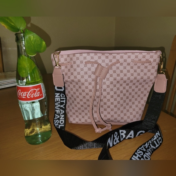 🤩BOGO! Cute small pink bag - Picture 2 of 6